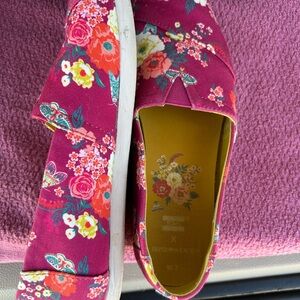 Tom’s flower shoes